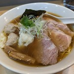 Menya Hokorobi - チャーシュー中華そば＋肉ワンタン＋海老ワンタン
