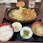 みや古食堂 - 「国産豚の鉄板焼き定食」(1100円)