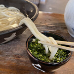 ざいごうどん 本家 わら家 - うどんが長いのでこうやって滑り込ませて