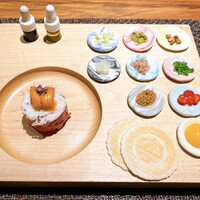 麻布 kumasan - オリーブオイル
                    甘めの醤油
                    
                    松の実
                    シブレット
                    マイクロトマト
                    うずらの卵黄
                    キウイフルーツ
                    ミョウガ
                    えごまのマスタード
                    エシャロット
                    べったら漬け