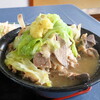 味処まるなが - 沖縄そばのスープを取ったあとに残る、大量の豚骨をおかずに転用！ 茹でレタスと、たっぷりのおろし生姜を乗せて