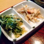 Musubiya - 辛味が効いた青菜に牛蒡と人参の和え物