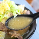味処まるなが - 「骨の髄から」栄養が染み出たスープ。ラーメンの豚骨スープと異なり、塩気が少ないので自然と飲み干せる