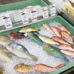 味処まるなが - （おまけ）タマン、イラブチャー、マクブ、ミーバイ、カタカシ、クレーミーバイ。これぞ沖縄の魚市場！