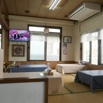 味処まるなが - テーブル席のほか、畳の座敷席も。あとから子供連れのファミリーがやってきて、ほぼ満席になった