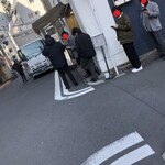 つけめん金龍 - 午後２時なのにまだ並んでいる！