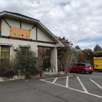 ペンギン - 左は一般の方用の店舗でその奥のバスの並びにツアー用のお部屋