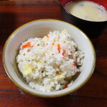 カナ - フーチバージューシー（よもぎ入り炊き込みご飯）。ふわりと漂う、よもぎの青い香り