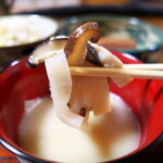 カナ - 味わいの根幹をなす豚肉に加え、こんにゃく・椎茸・蒲鉾が入って具沢山