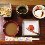 カナ - カナ定食＋イラブー汁ハーフ（￥6800）コース料理のはじまり！ 最初のお盆、5品まとめて出てくる