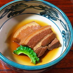 カナ - ラフテー。肉質はしっとりと柔らかく、甘辛の加減がちょうど良い。ごはんが進む味！