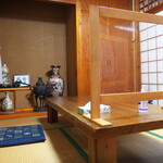 カナ - 座敷でゆっくりと、琉球の食文化を堪能する。カップルが多い中、地元のおじいさんが一人で来店していた