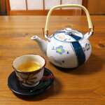 カナ - さんぴん茶。このお茶からして美味しい！ 大きな急須でたっぷりと