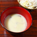 カナ - イナムドゥチ。豚肉とこんにゃくの白味噌汁、甘さの中に豚肉由来のコク深さ、独特でクセになる味