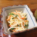 カナ - ウカライリチー。もやし・ニラ・人参におからをまぶしてある。上品な薄味、胡麻の香ばしさ