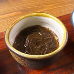 カナ - スヌイ（もずく）。酢は非常に穏やかで、ほのかに甘みがあり、難なく飲み干せる