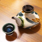 カナ - 泡盛（1合￥800）。持ち帰りたくなるような、可愛いカラカラで供される