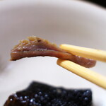 カナ - 縦方向にほぐれる繊維質が特徴。海中を自在に泳ぐ、イラブーの力強い筋肉である