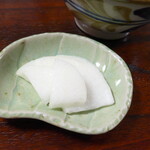 カナ - 大根の牛乳漬け。琉球料理ではなく、おばあさん得意の品。食感サクサク、穏やかな甘みをもつ