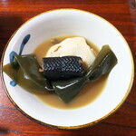 カナ - イラブー汁。濁った褐色のスープは、豚肉・昆布・カツオといった具材の旨味と栄養がたっぷり染み出した決定版