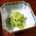 カナ - ゴーヤーの和え物。少量のツナ・細切りの蒲鉾を加え、苦すぎず上品な味。沖縄らしいゴーヤーの活用法