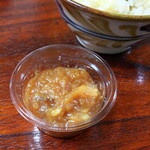 カナ - お土産にいただいたアンダンスー（油味噌）。甘口の豚肉入り味噌で、白いごはんが欲しくなる一品