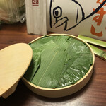 ますのすし本舗 源 - 笹も自分で器に敷きます。箱に入れたらまるで市販品⁉︎