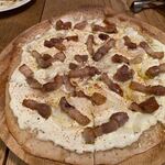 noda - 料理写真:自家製パンチェッタとチーズのタルトフランベ。
 
「TAK」のチーズを使った薄焼きピザ、塩漬けのパンチェッタの塩分も絡んでワインが進みました・・・