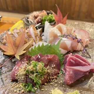 朝引き地鶏使用！鮮度抜群の鶏刺し