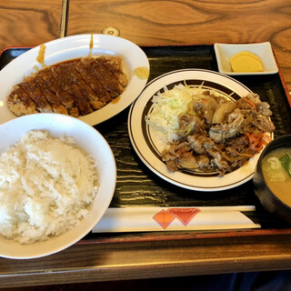 松月 - 料理写真:とんかつ、生姜焼きのセット全景