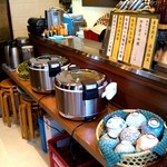 東京満月 - セルフでお替わり自由のご飯のジャー：左は白ご飯、右は炊き込みご飯