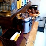 東京満月 - セルフでお替わり自由のジャー：味噌汁