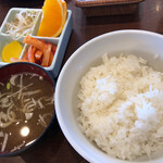 焼肉・冷麺 三千里 - カルビ定食のご飯と味噌汁と小鉢。