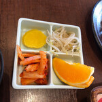 焼肉・冷麺 三千里 - キムチ、もやしナムル、おしんこ、オレンジ！