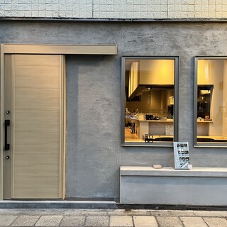 【長者町商店街内】白を基調としたモダンな店内。2階の貸切も可