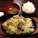 肉米 雄一飯店 - 豚鉄板(一人前)、生たまご追加