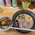 ひできよラーメン - 豚骨ラーメン黒と中華風親子丼