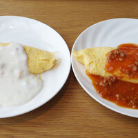 スカイグリルブッフェGOCOCU - 朝食ビュッフェ(3388円)の七福卵のオムレツ シーフードクリームソースとビーフミンチのトマトソース
