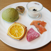 スカイグリルブッフェGOCOCU - 朝食ビュッフェ(3388円)のオレンジのデニッシュ、ほうれん草パン、豆乳のブランマンジェ、スモークサーモン、ソフトサラミ