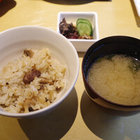 レストランあしや竹園 - 但馬牛ガーリックライス(1650円・サ別)を半分にしたもの