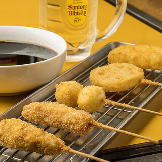 Enjoy Osaka-style kushikatsu with two types of sauce♪ Premium skewers are popular!