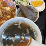 Chuukaryouri Kiraku - サイドの中華スープ.こんにゃく煮込.漬物.オレンジ