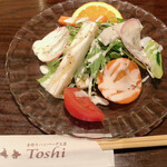 Toshi - すごくおいしい、ウワサの、あのサラダがこちら