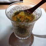 みえ田 - マンゴとジュンサイの酢のもの・・お出汁ベースのお味付けで、お酢が優しいですね。マンゴの甘さと相まって美味しい品です。切り子の器も素敵。