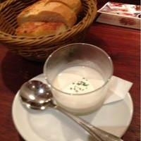 スペイン料理 La Cazuela 三ノ宮 ミント神戸店 - じゃがいもの冷製スープとパン