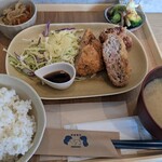 食堂喫茶 いぶくろ - 本日の定食。1,320円
            白飯は180gにしてもらった
            
            味噌汁も(ﾟдﾟ)ｳﾏｰ
            実はネギとダイコンだったかな