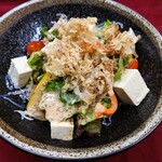 岛豆腐沙拉 (芝麻调味汁)
