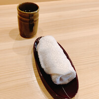 せん心 - 初めに出されたほうじ茶と熱いおしぼり