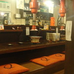 庄内ホルモン - カウンター席が特徴的