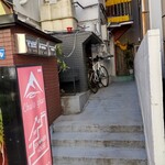 Chulo ghar - 通りから入った所の看板。まっすぐ歩いて階段登って2階がお店です。